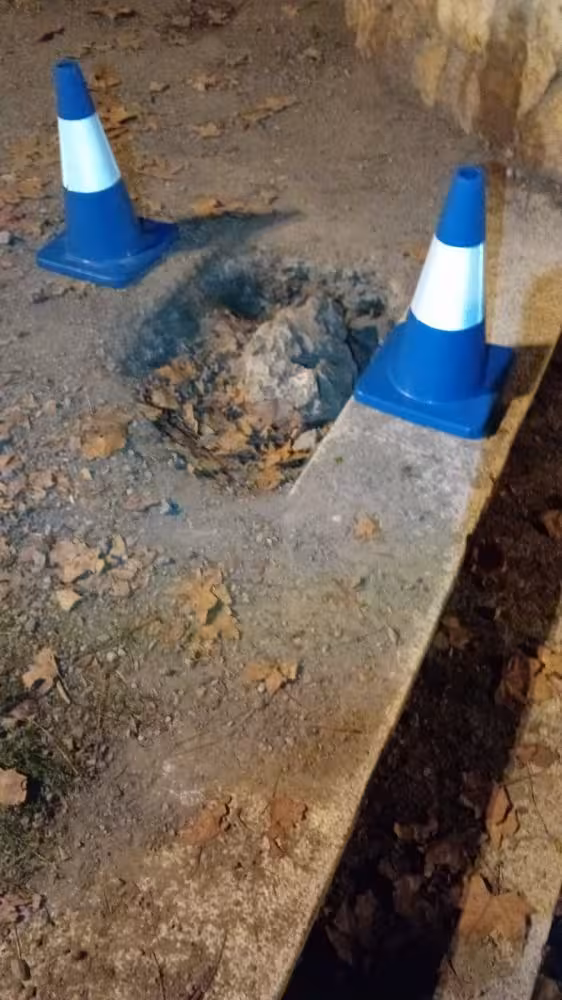 (La foto) El Ajuntament de Maó señaliza el ‘rompetobillos’ del parque de la calle Pedro María Cardona