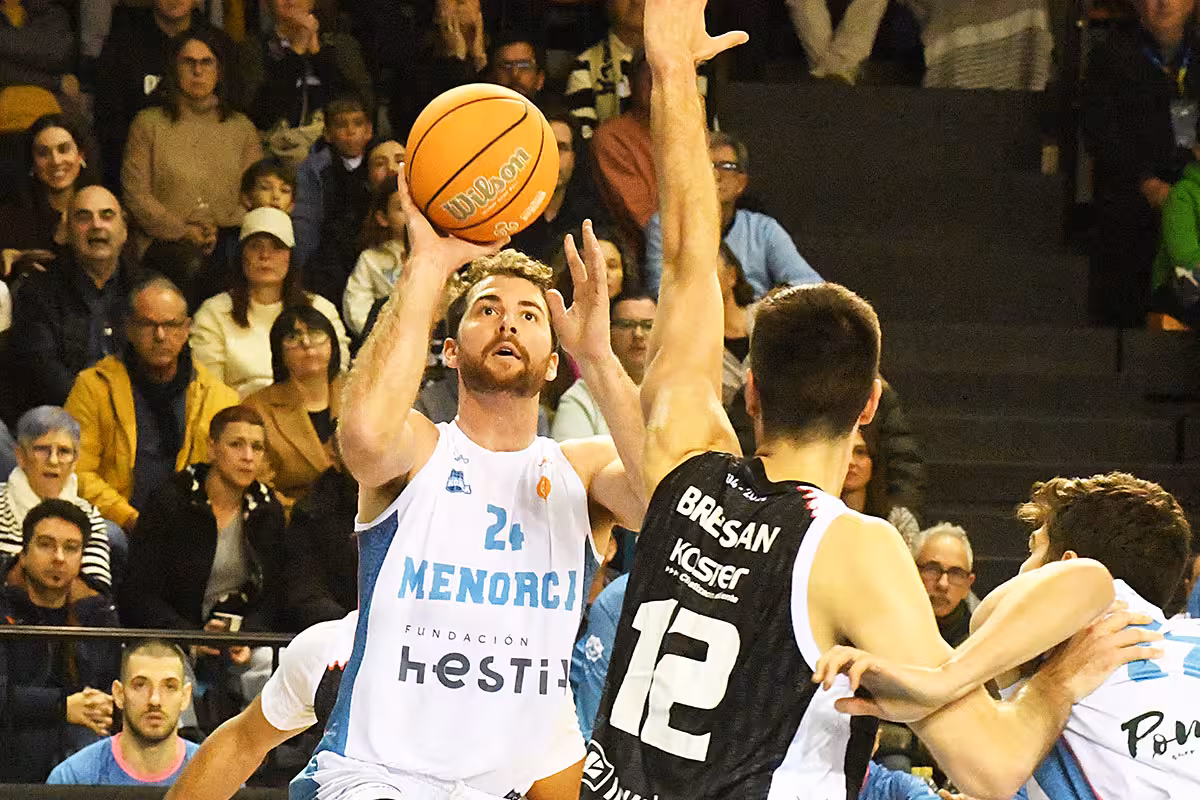 (Fotos) El Hestia Menorca logra un triunfo de vital importancia llevado en volandas por la afición