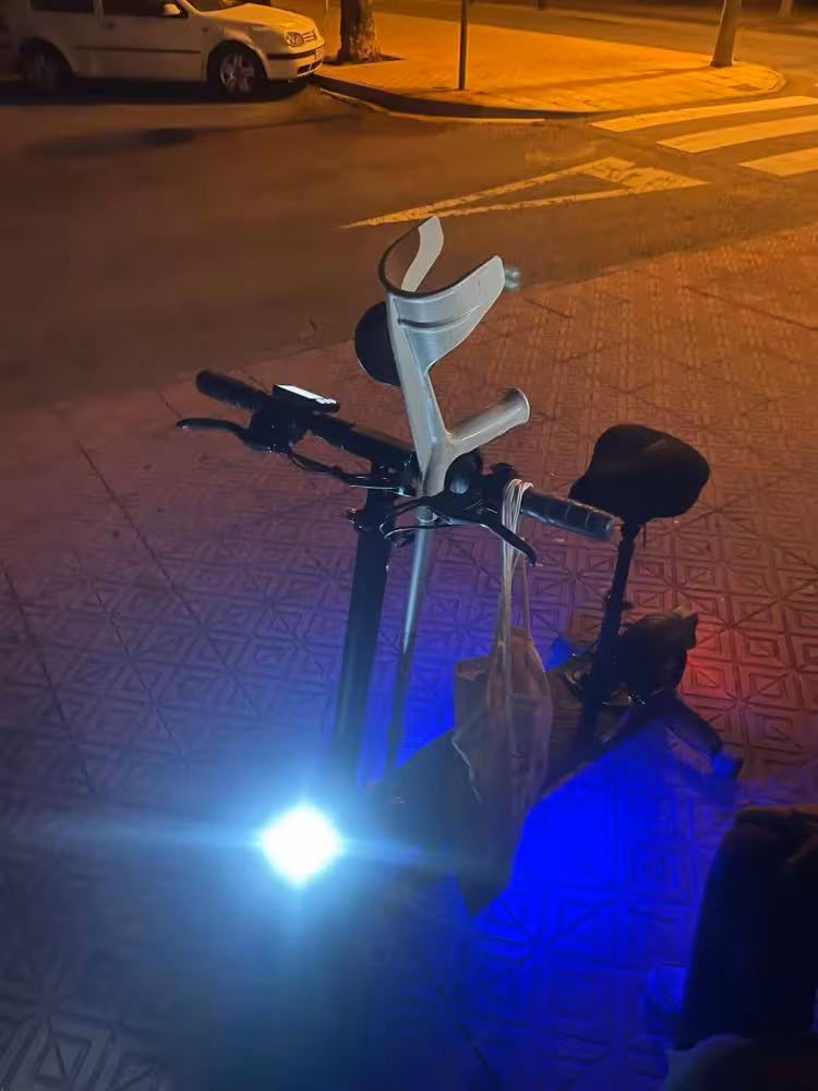 Con gafas de sol y montado en patinete eléctrico: un anciano de 90 años sufre una caída en Maó