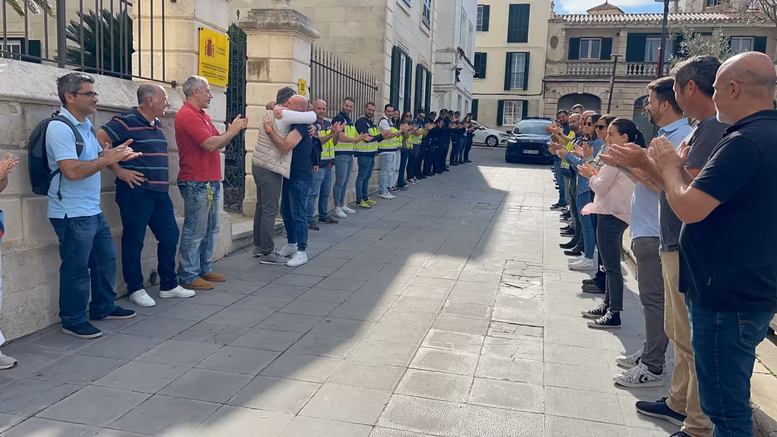 (Fotos) Emotiva despedida en Maó: el policía Felipe Marzo se retira tras 44 años de servicio