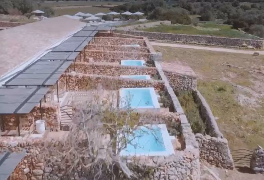 Alaior legaliza las polémicas piscinas de Torre Vella