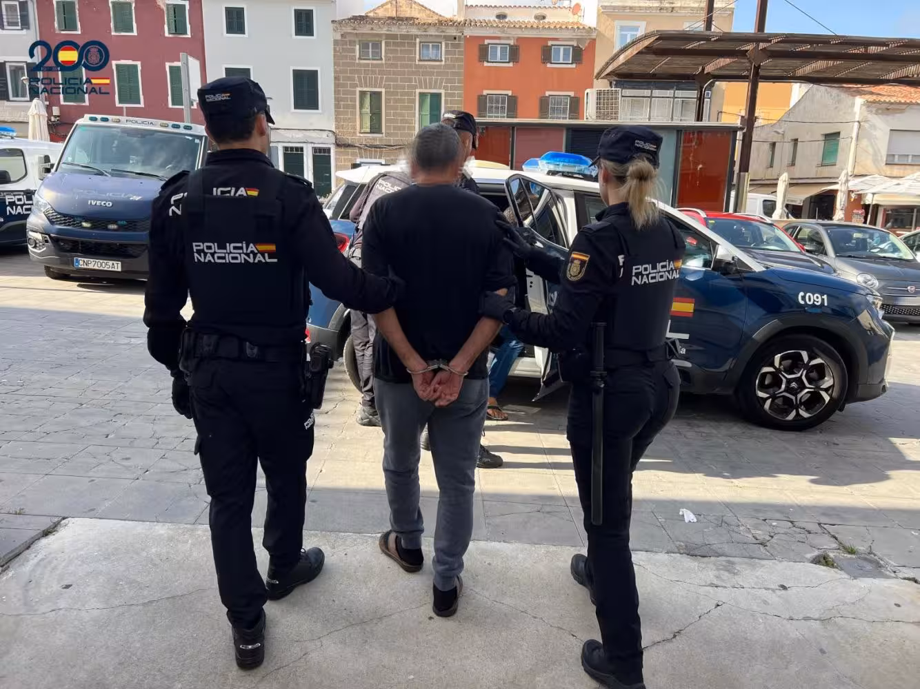 (Fotos) Detienen a dos hombres en Maó por agredir a su compañero de piso