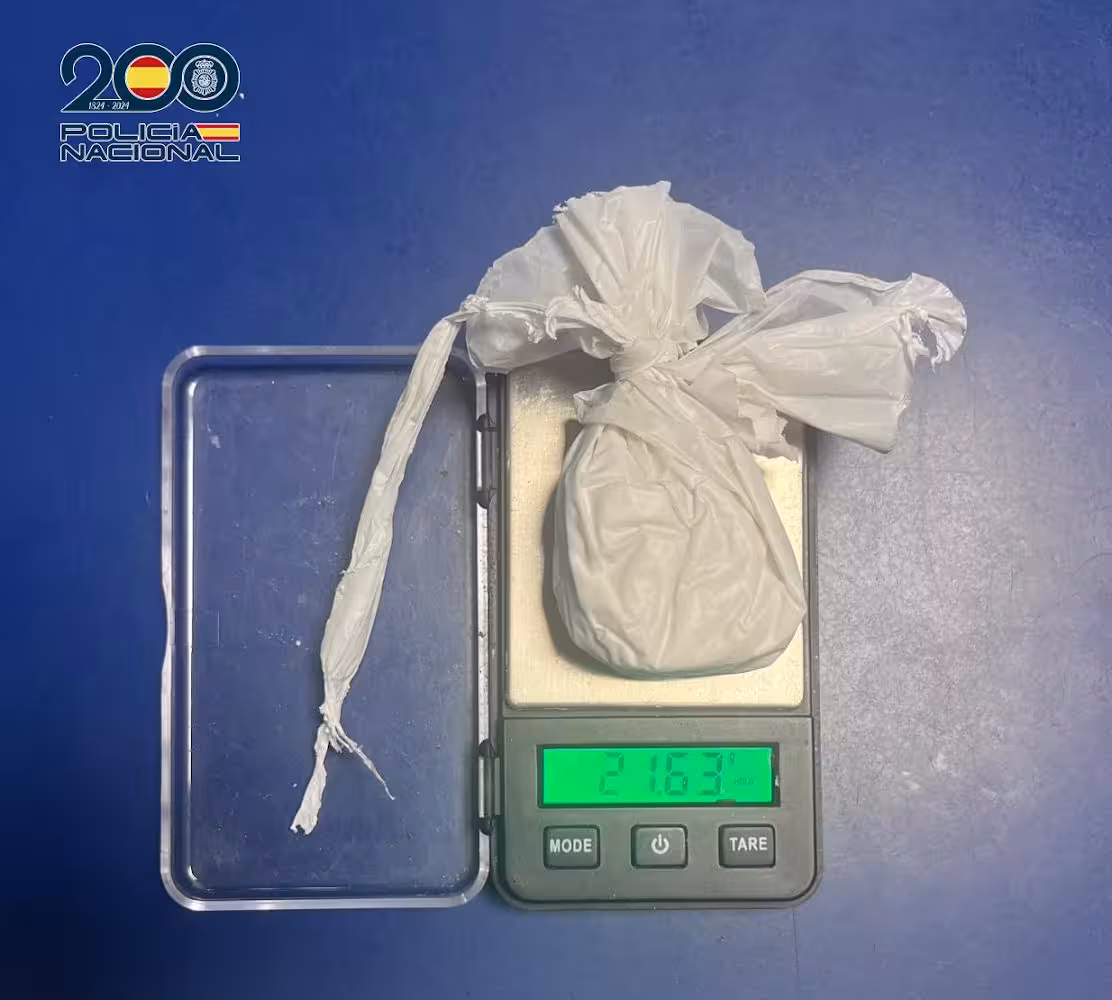 Detienen a un hombre de 28 años con tres bolsas de hachís cerca de un instituto en Ciutadella