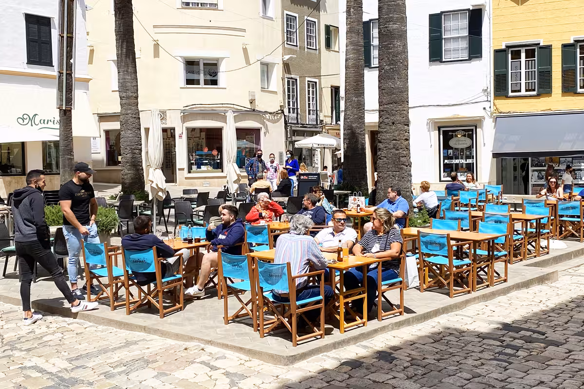 Los bares cierran un verano "flojo" y alertan de que la demanda nacional ha "tocado techo"