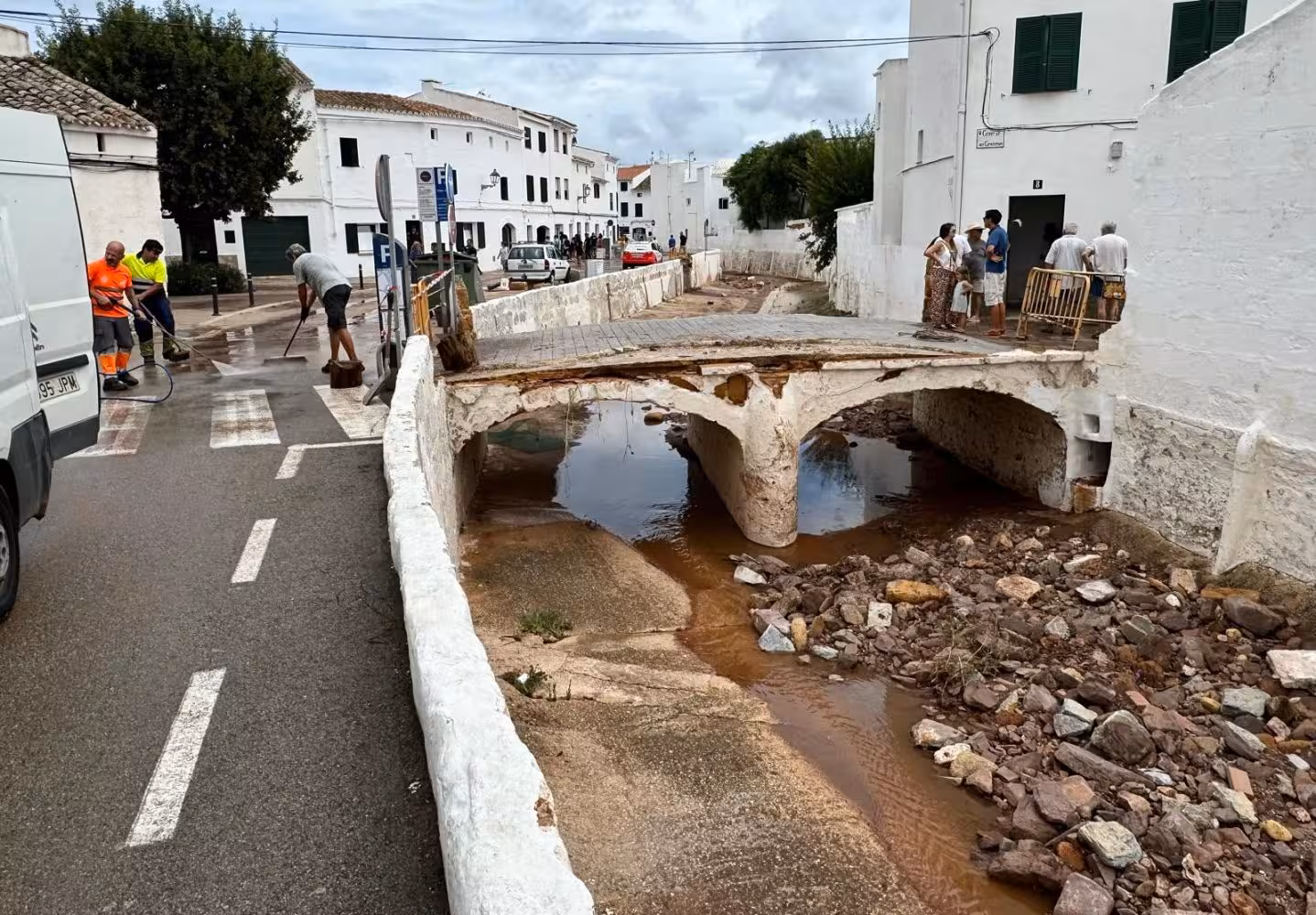 (Fotos y vídeo) Es Mercadal intenta recuperarse tras el caos provocado por el temporal