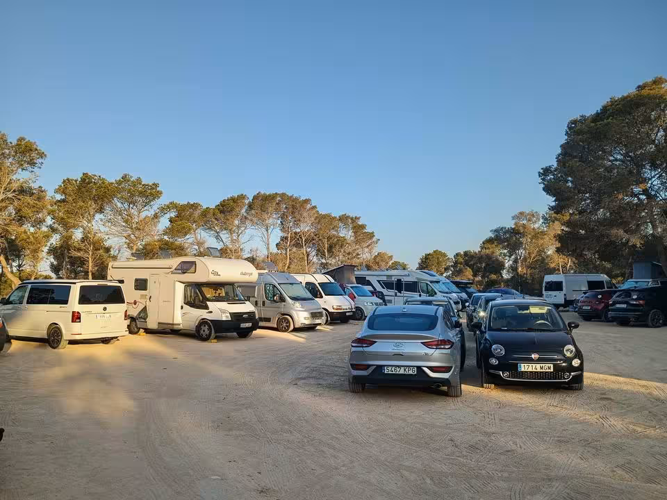 (La foto) Cala Turqueta amanece abarrotada de coches y autocaravanas