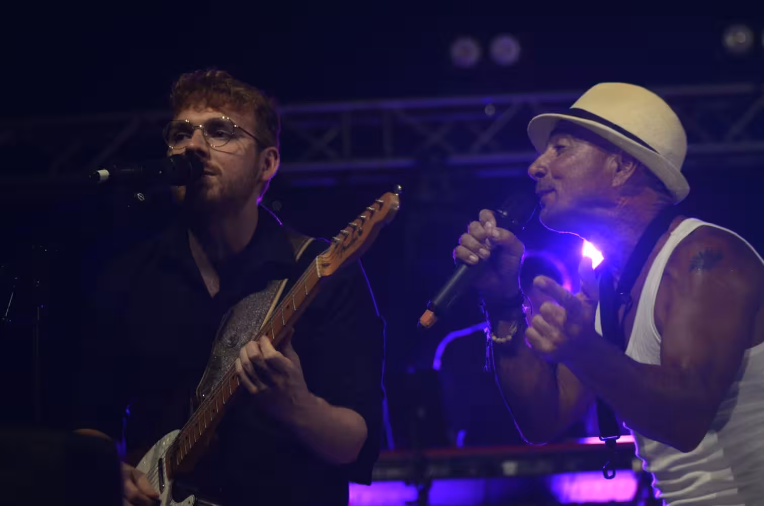 (Fotos) The Binigaus Band anima la noche de Sant Llorenç con música y fuegos artificiales