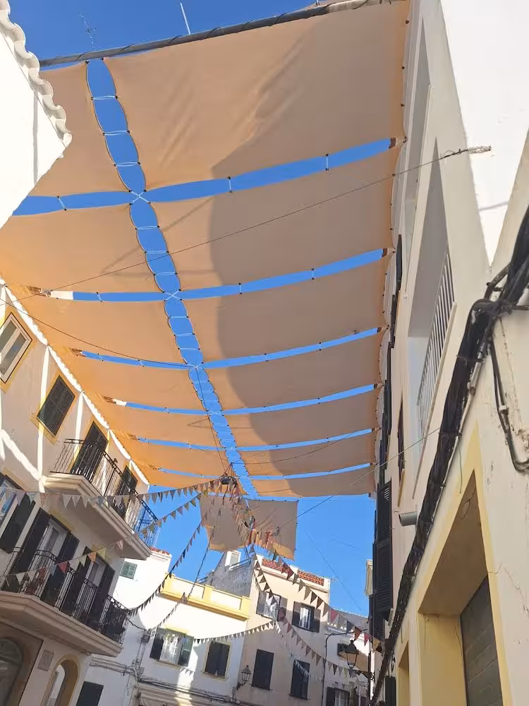 Toldos protectores para el jaleo de San Cristòfol: un respiro para los caballos