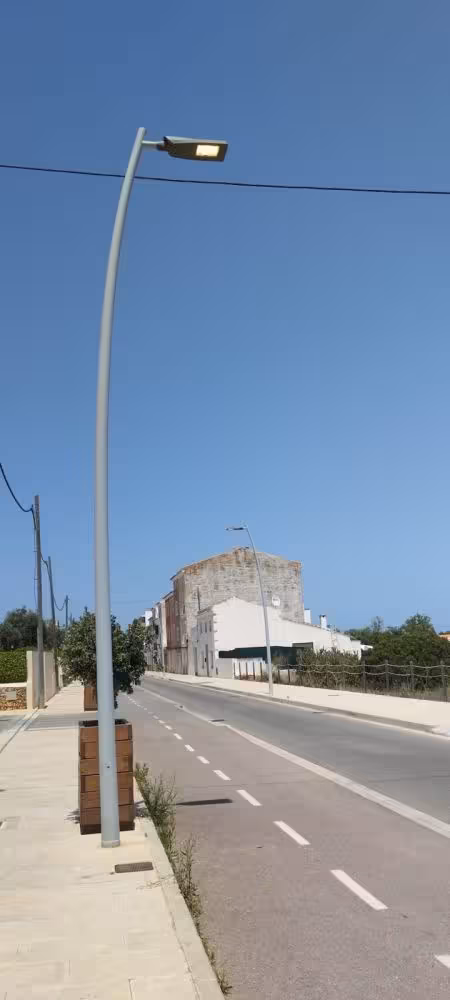 Fallos en las farolas del tramo de las "Cases de s'Ateneu": encendidas de día, apagadas de noche