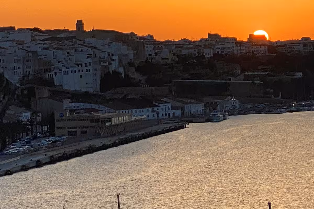 Menorca vive una "noche tropical" con mínimas de 24ºC y fuertes "rissagues" en Ciutadella