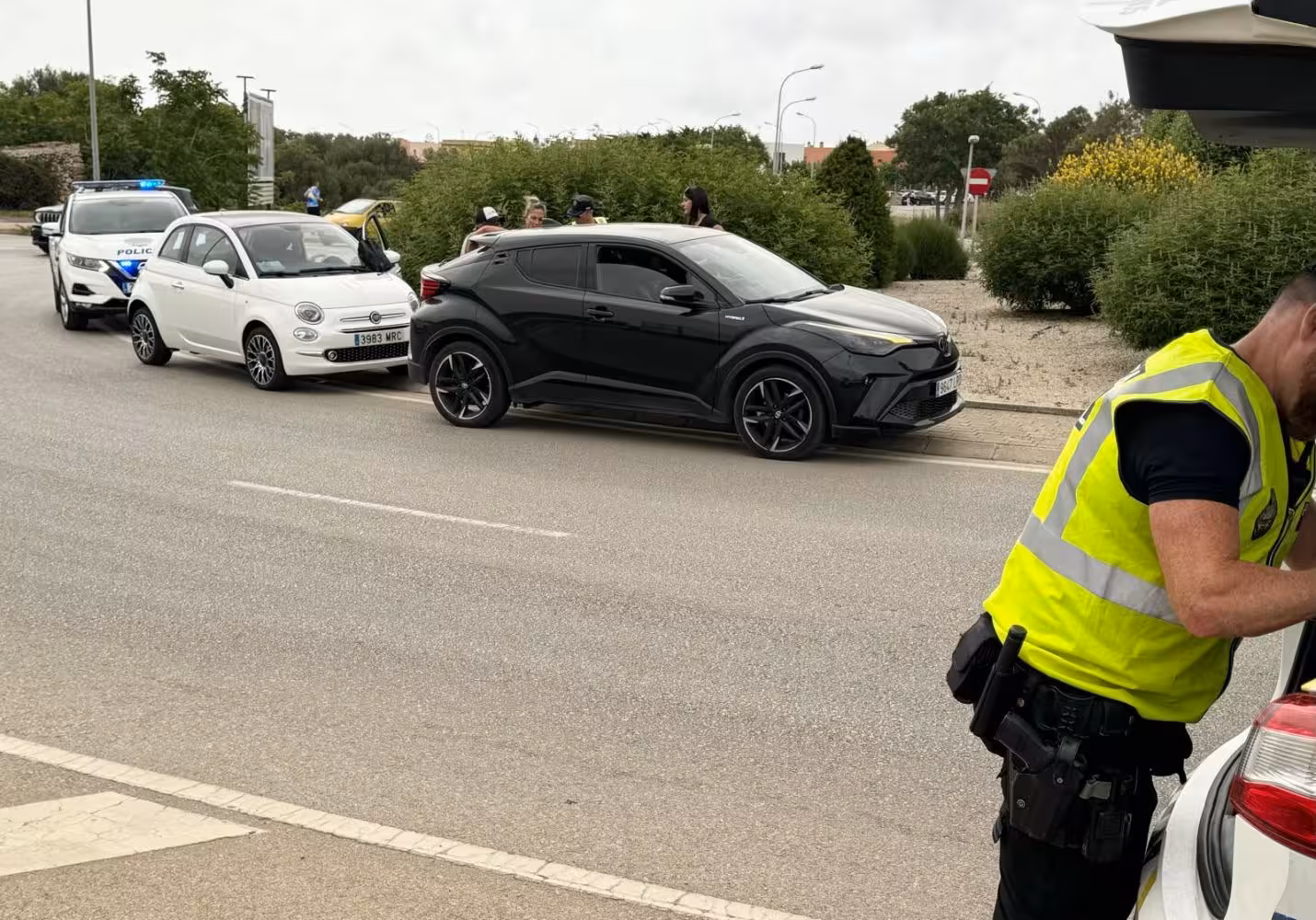 (Fotos) Accidente sin heridos entre dos coches en la rotonda del hospital