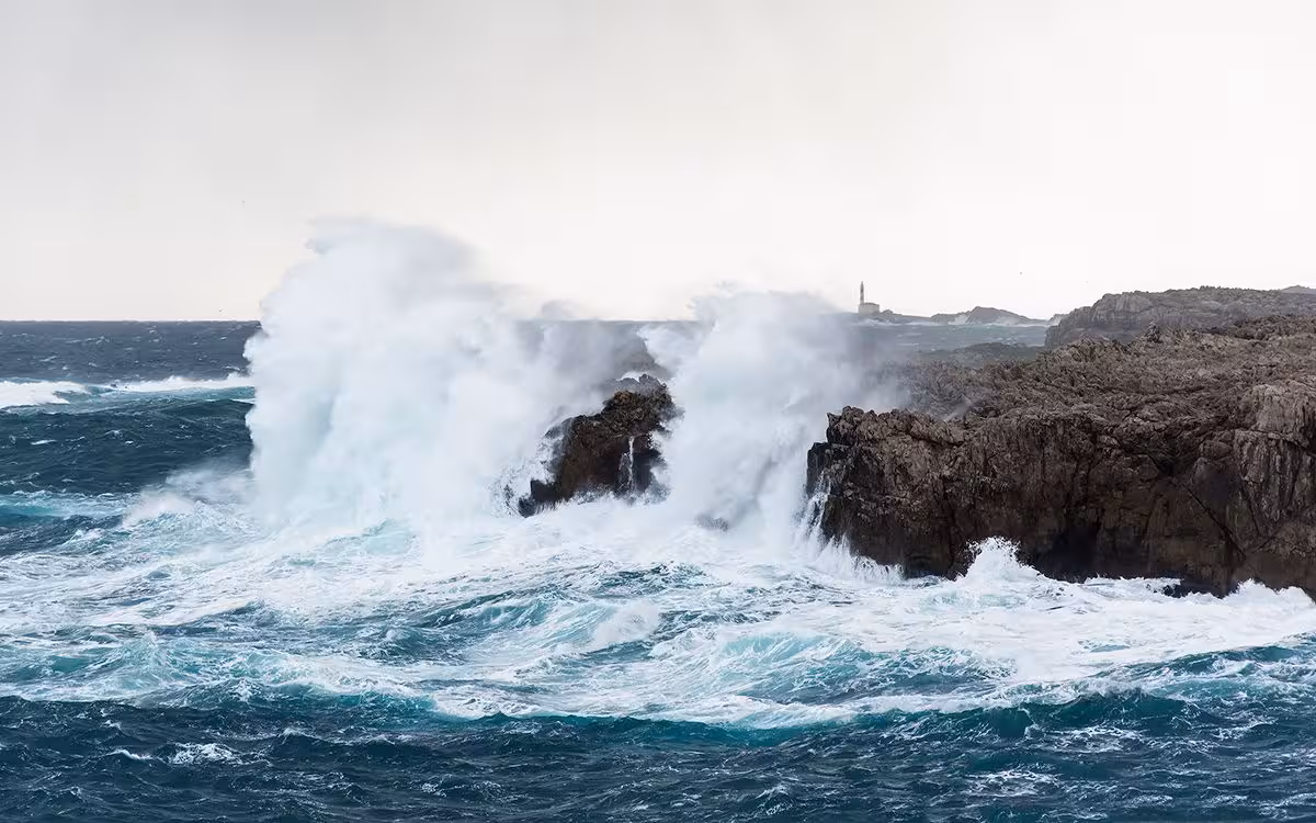 Un temporal marítimo obliga a activar la alerta en la costa de Menorca