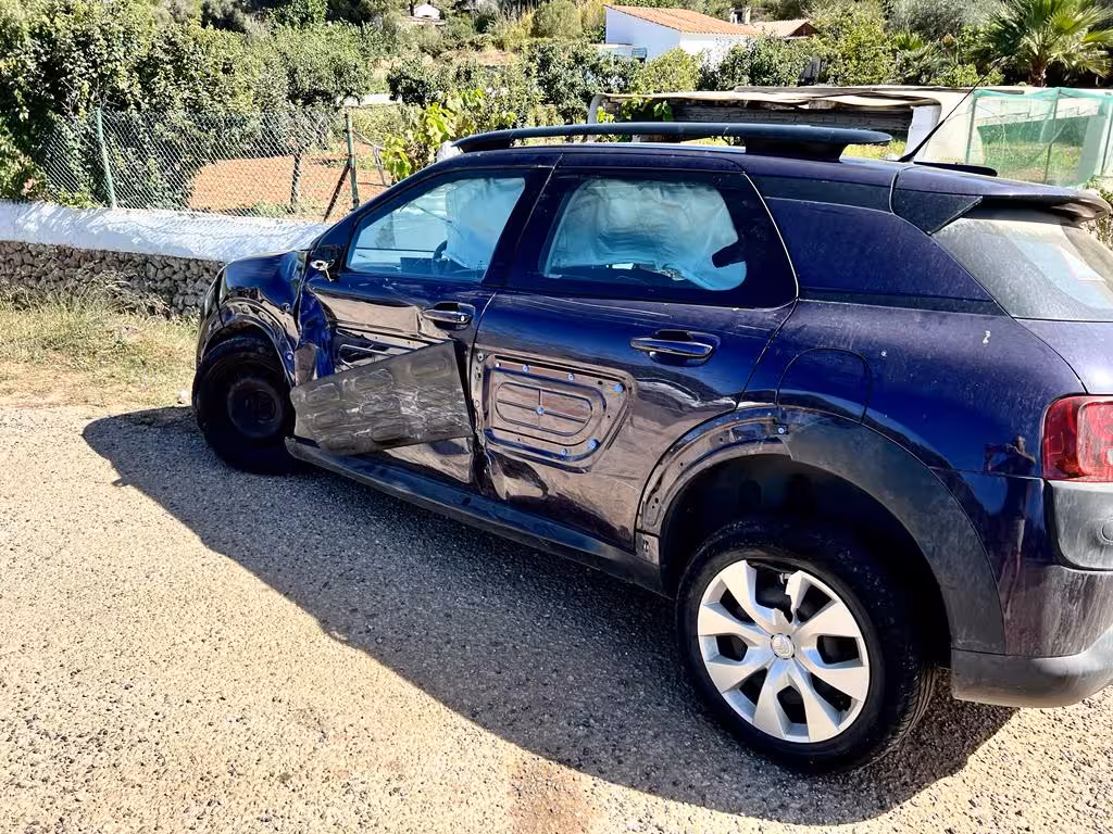 (Fotos) Accidente en la carretera general: dos motoristas en estado grave tras chocar con un coche