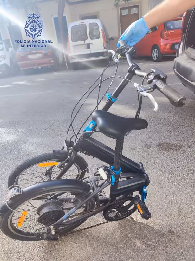 Roba una bicicleta eléctrica en Ciutadella e intenta vendérsela a su dueño