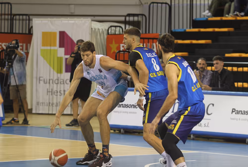 (Fotos)El Hestia Menorca, liderado por un imperial Kravtsov, engulle al Salou