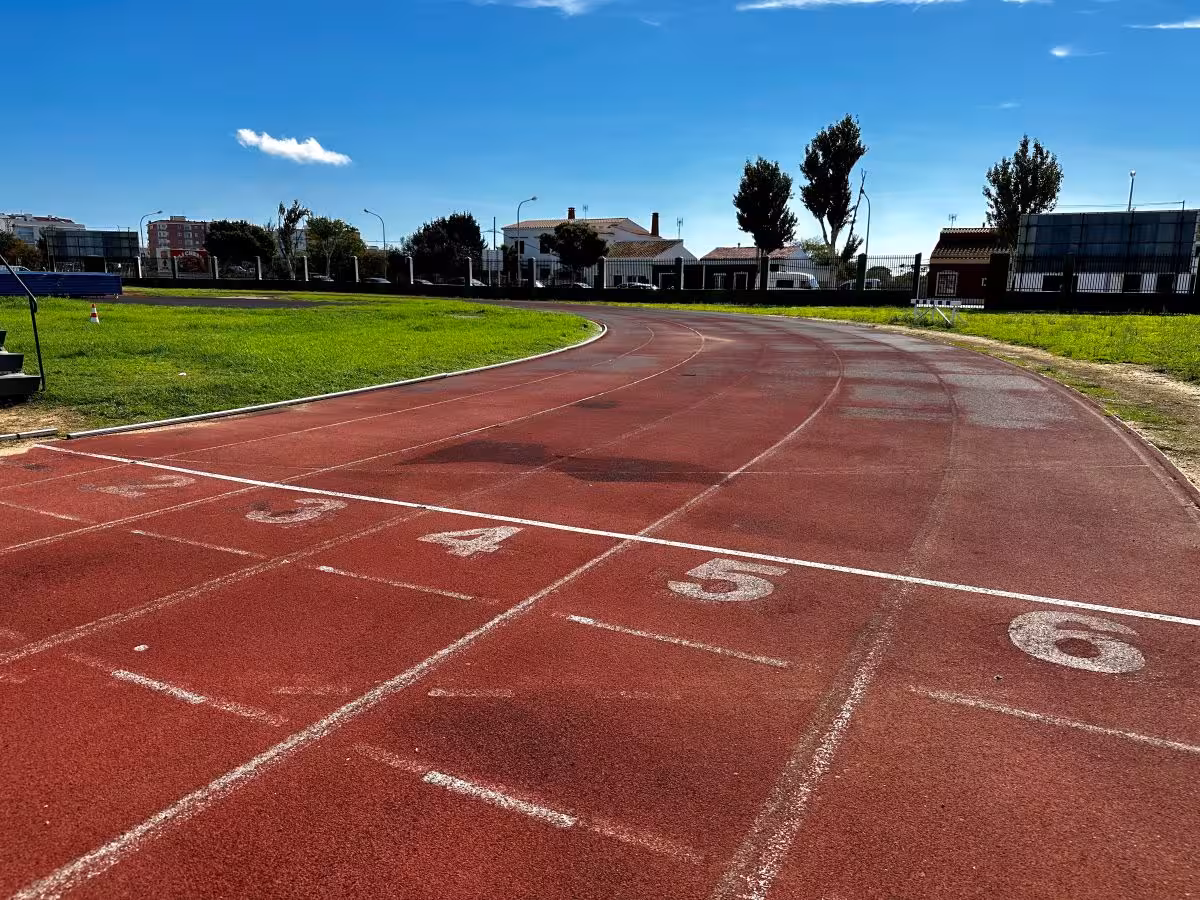 Más de 700.000 euros para el campo de fútbol San Carlos y la pista de atletismo de Maó