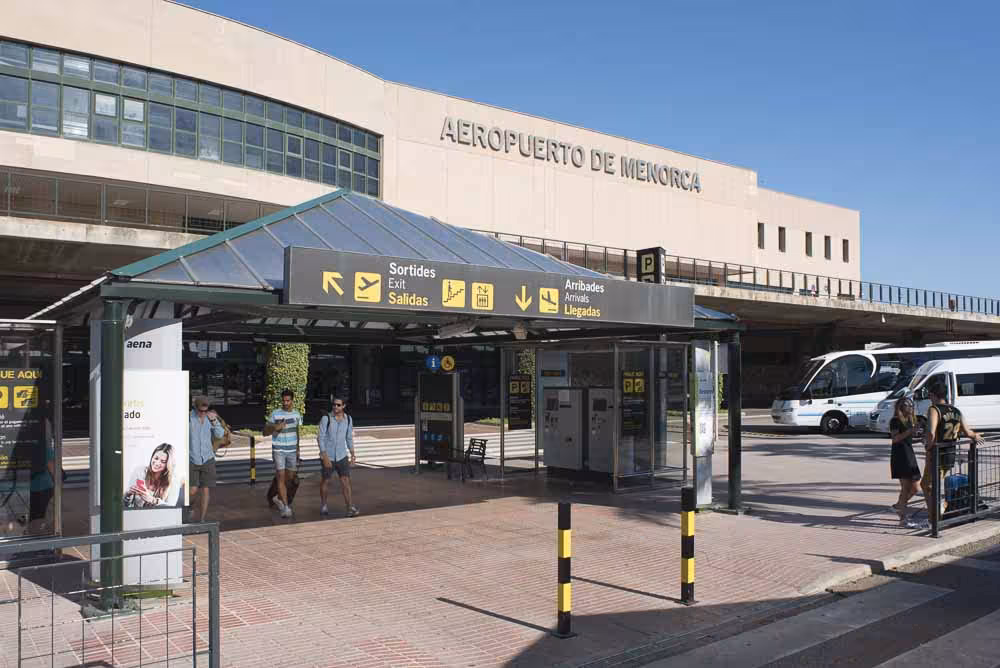 Detenido un iraní que intentó volar de Maó a Londres con un pasaporte falso