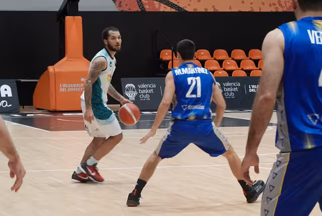 (Fotos) Un épico último cuarto del Hestia Menorca es suficiente para vencer al Alginet