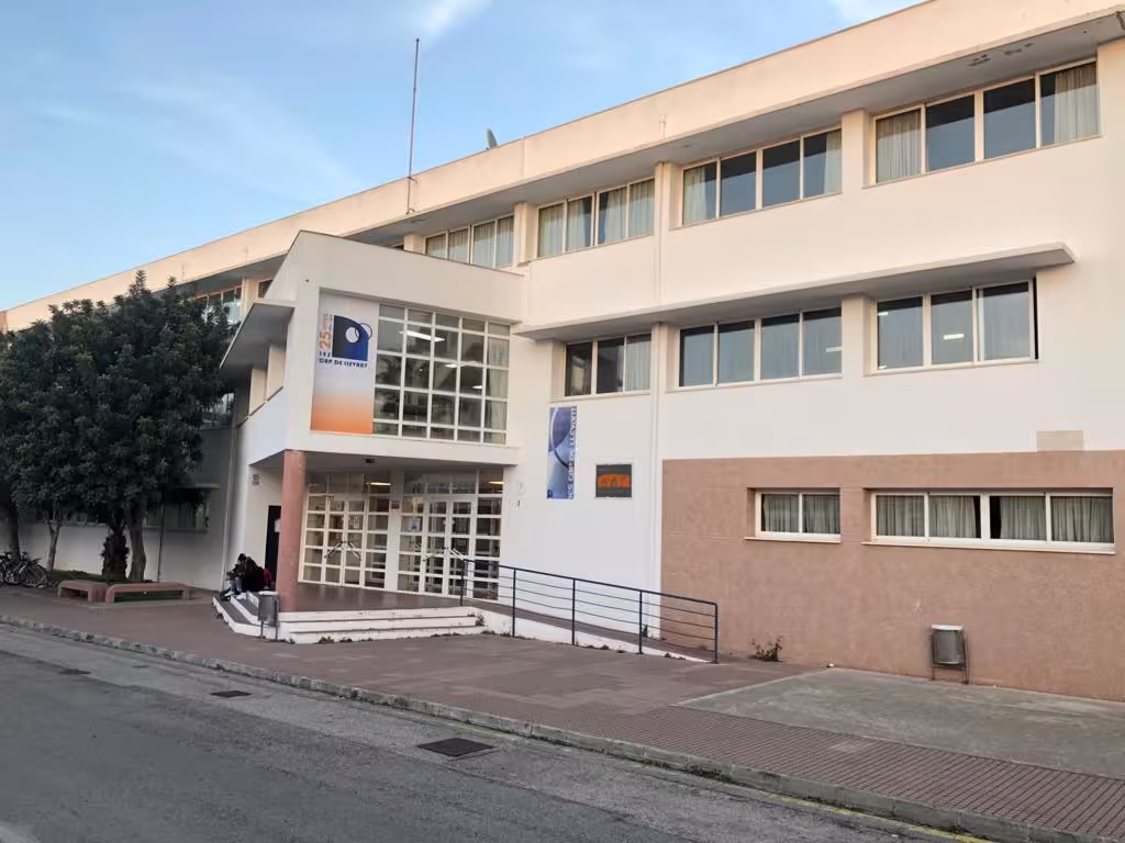 Un alumno del Cap de Llevant hiere con un cuchillo a una compañera en el aula