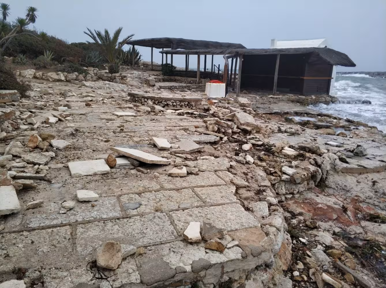 "Gloria" golpea al histórico chiringuito "Los Bucaneros" de Binibeca