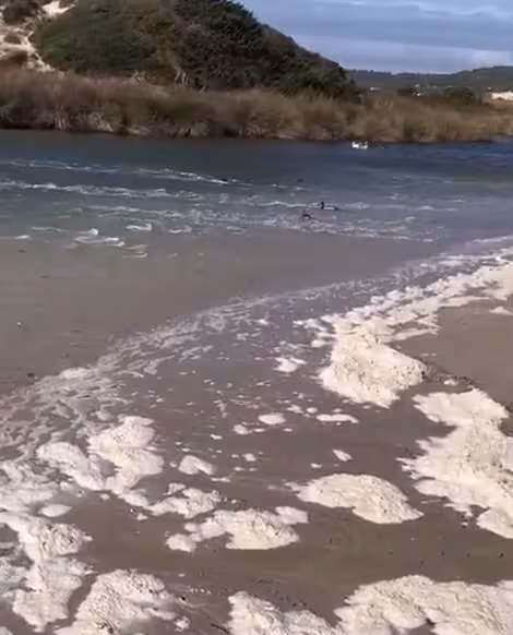(Vídeo) El temporal se come parte de la playa de Son Bou