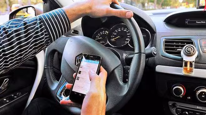 El uso del móvil al volante, un problema de adicción
