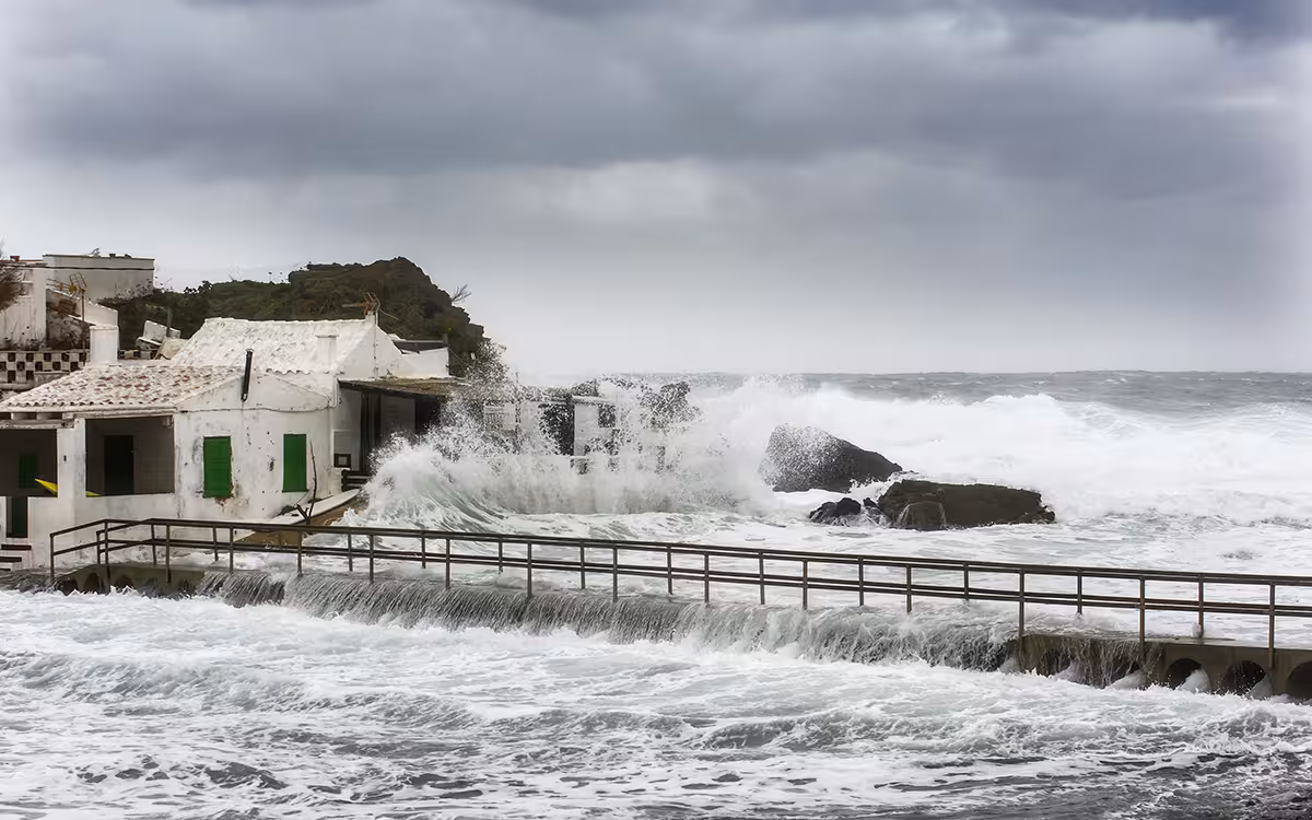 El viento alcanza los 98 kmh y las olas los 9 metros de altura en Maó