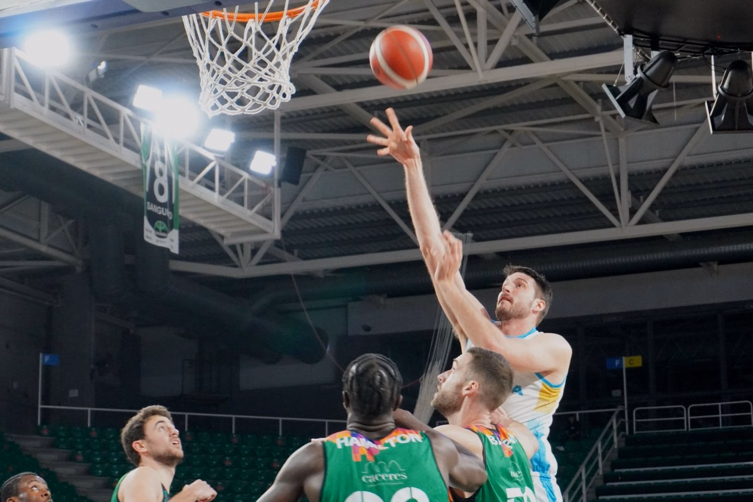 El Cáceres muestra al Hestia Menorca que la permanencia se deberá sudar