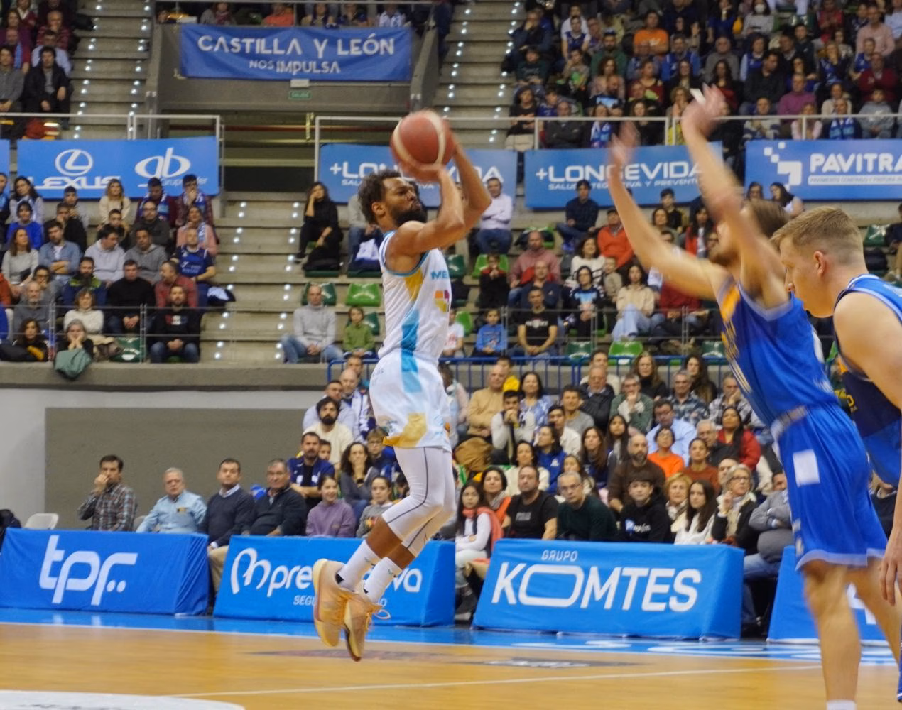 (Fotos) Un inspirado Burgos desde el triple condena al Hestia Menorca