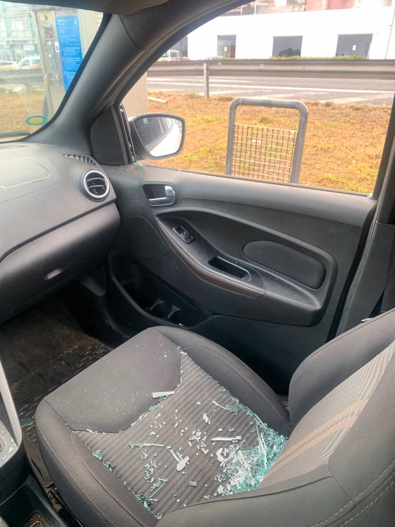 (Fotos) Revientan los cristales de hasta 6 vehículos en un parking de la Vía Ronda