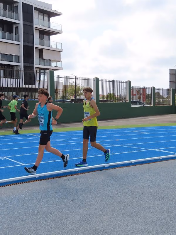 Izan Sánchez bate el récord absoluto de Menorca en los 3.000 metros marcha