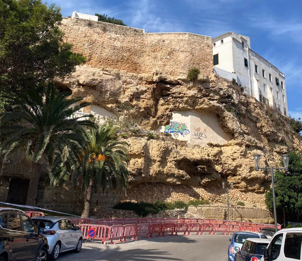 (Fotos) Cierran parte del Parc Rochina por un desprendimiento de piedras