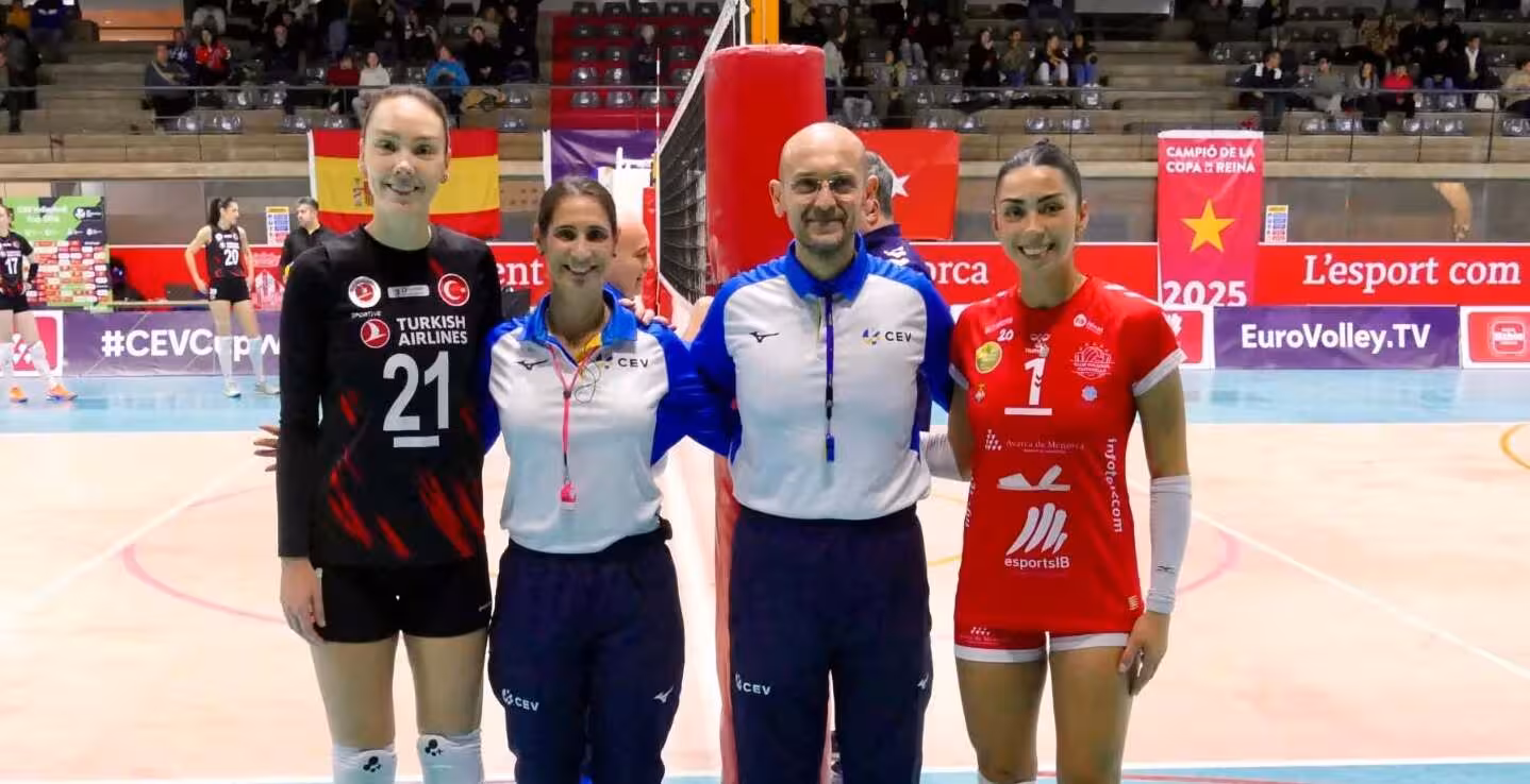 Imagen de las capitanas antes del encuentro con los colegiados.