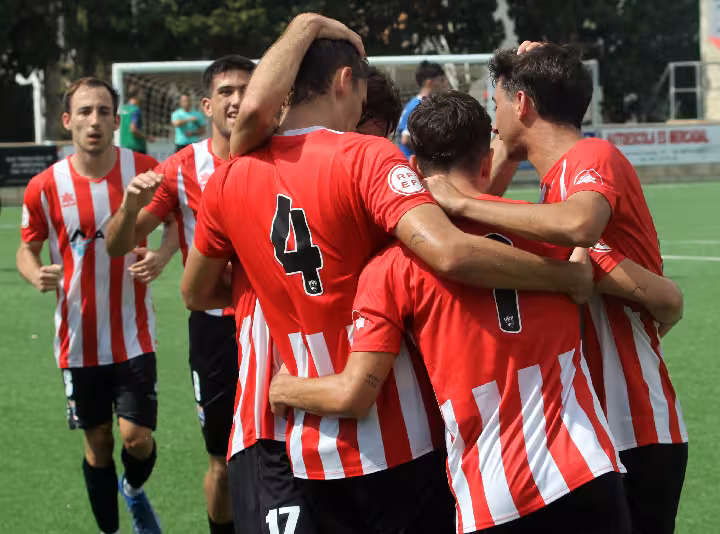 Celebración de un gol del Mercadal.