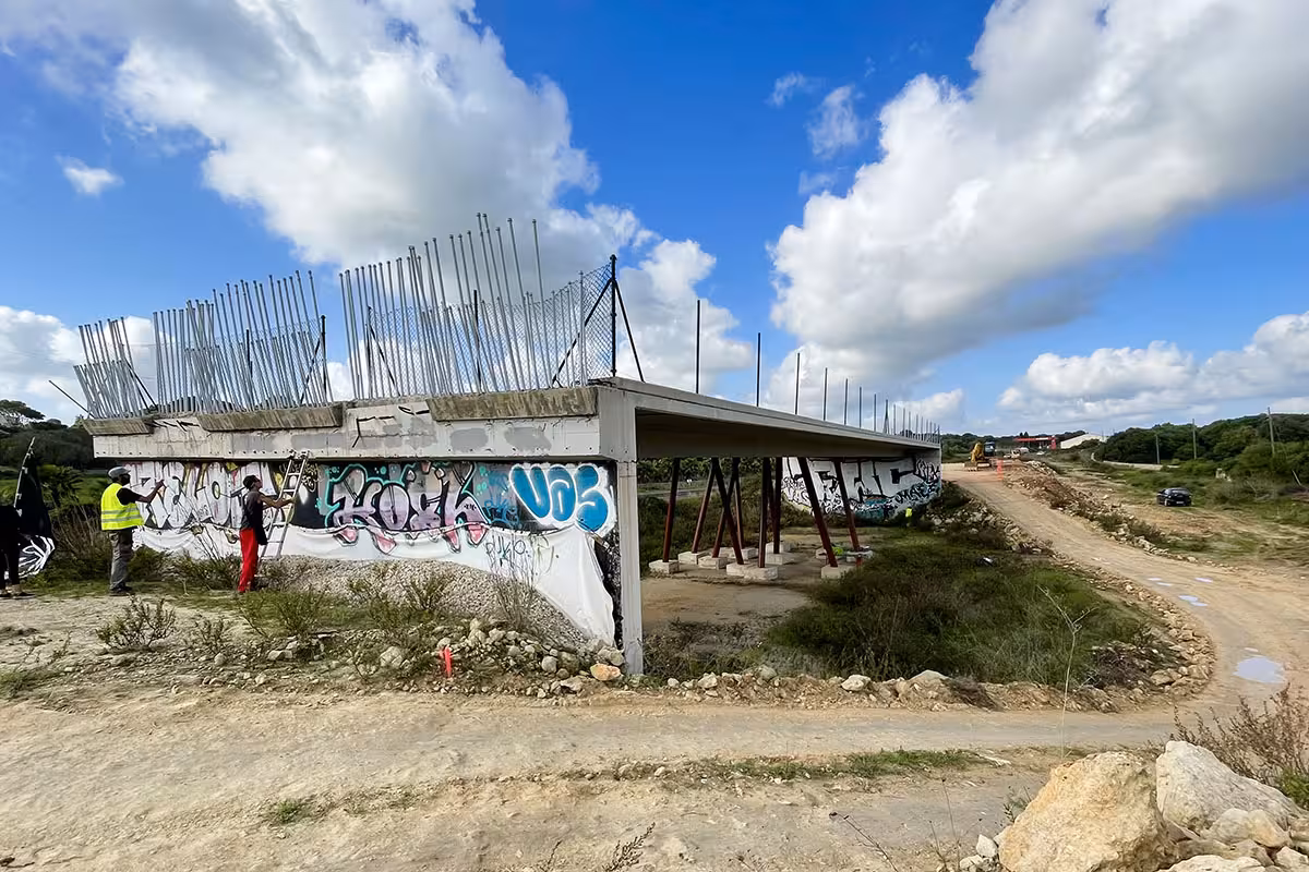 Imagen del puente a medio construir en Rafal Rubí.