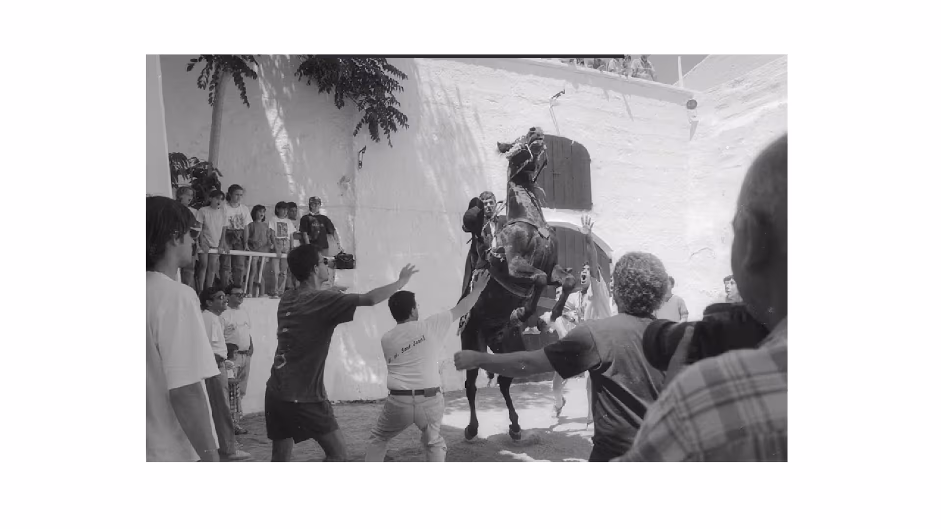 Una parte especialmente destacada del fondo está dedicada a las fiestas de Sant Joan de Ciutadella, reflejo de su pasión como gran santjoanera.