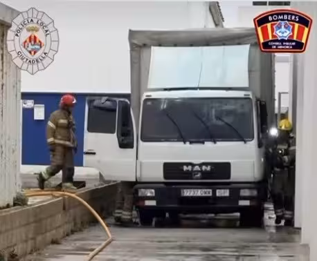 Los bomberos extinguieron rápidamente las llamas en la cabina. (Foto: POLICIA LOCAL DE CIUTADELLA)