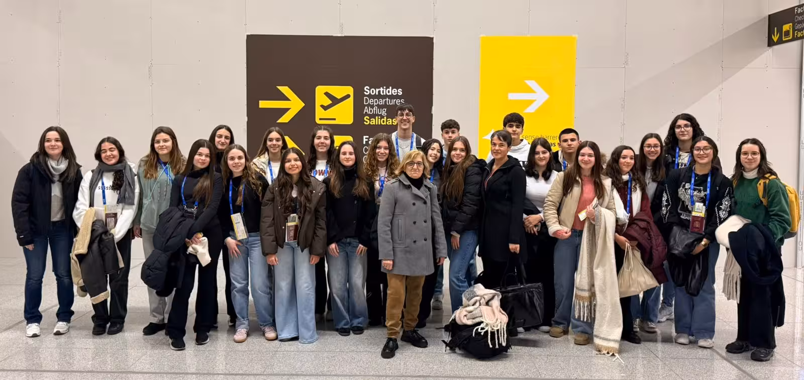 La directora general de Planificación y Ordenación Educativa, Catalina Ginart, con los alumnos becados. (Foto: CAIB)