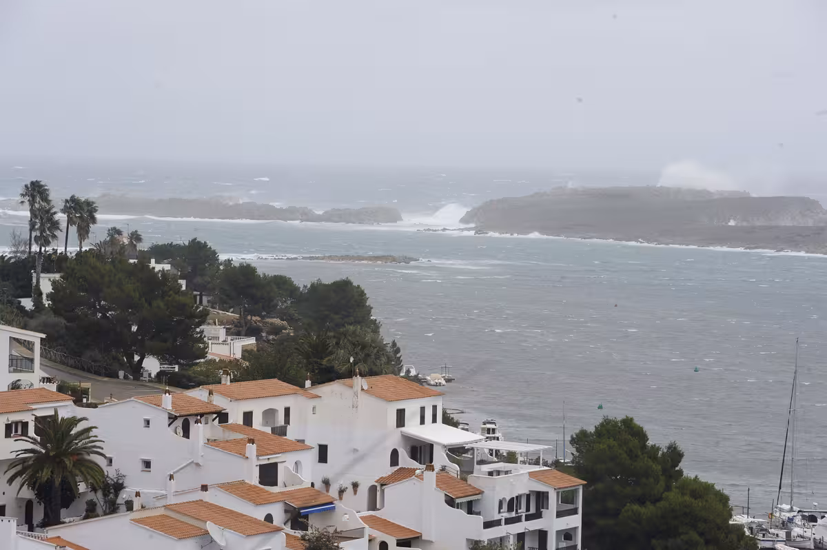 Menorca espera fuerte oleaje, lluvias y bajada de temperaturas en los próximos días.