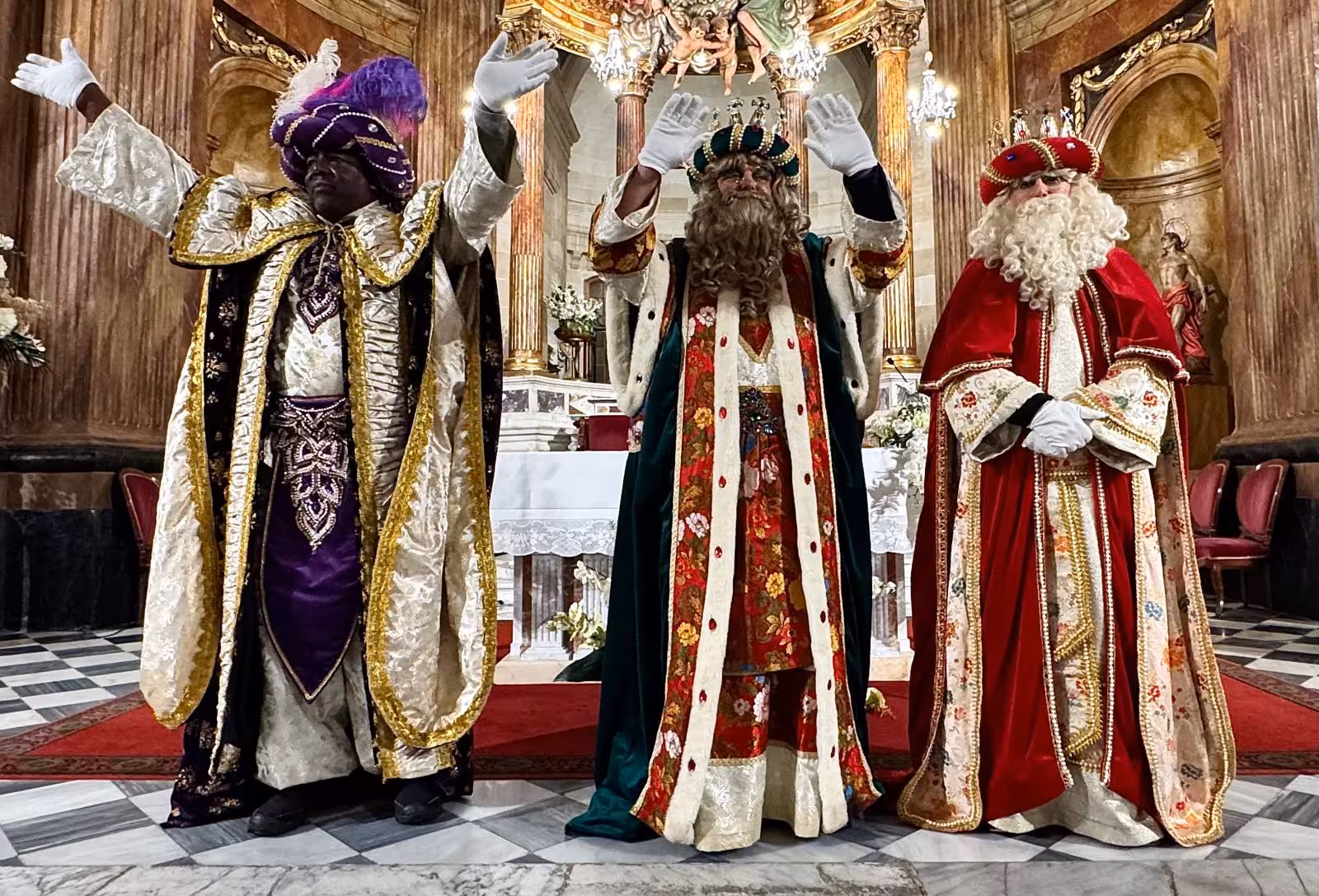 Los Reyes de Oriente ya están repartiendo regalos e ilusión. (Fotos: T.M.)