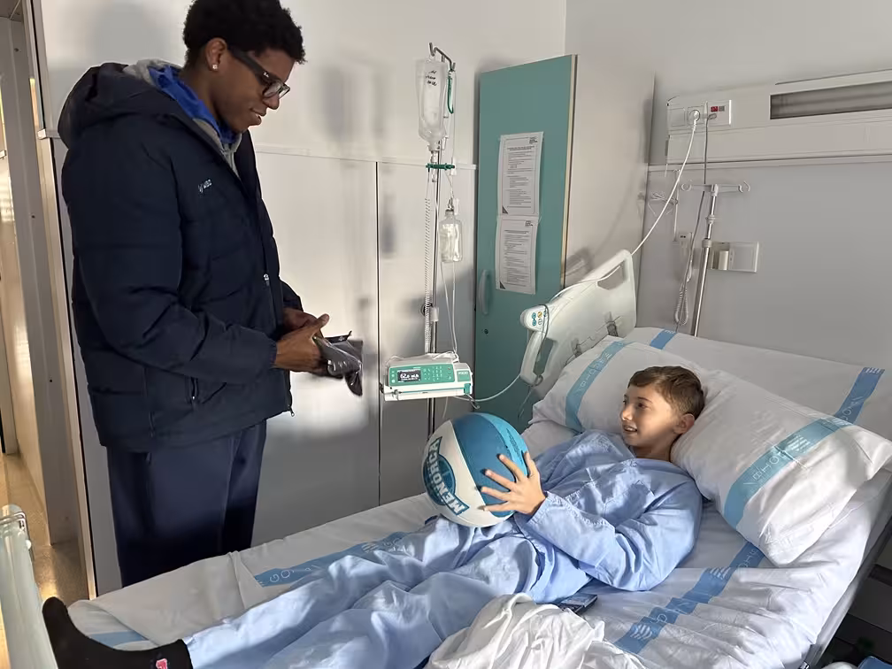 Nico Galette visita a uno de los pacientes.