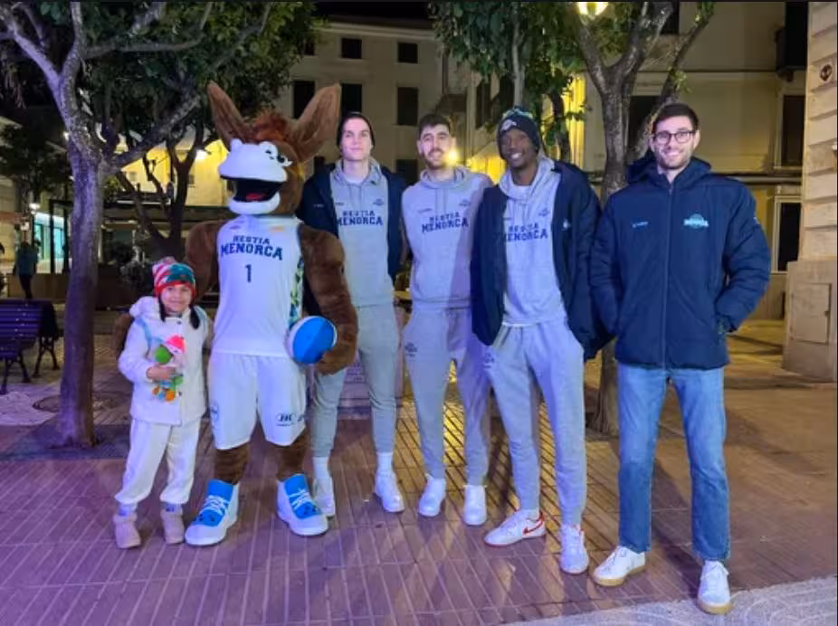 El Hestia vivió la vigilia de Sant Antoni con la afición. (Foto: HESTIA MENORCA)