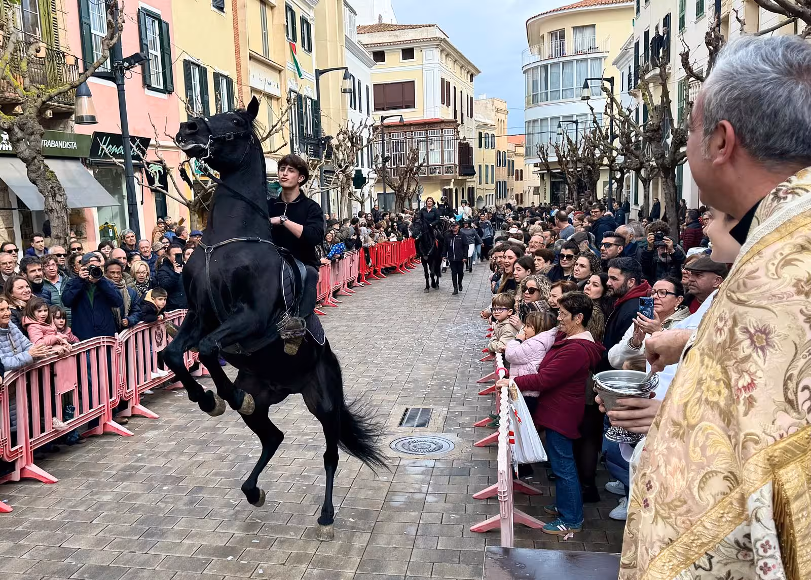Imagen del artículo: Masiva asistencia a la bendición de animales en Maó