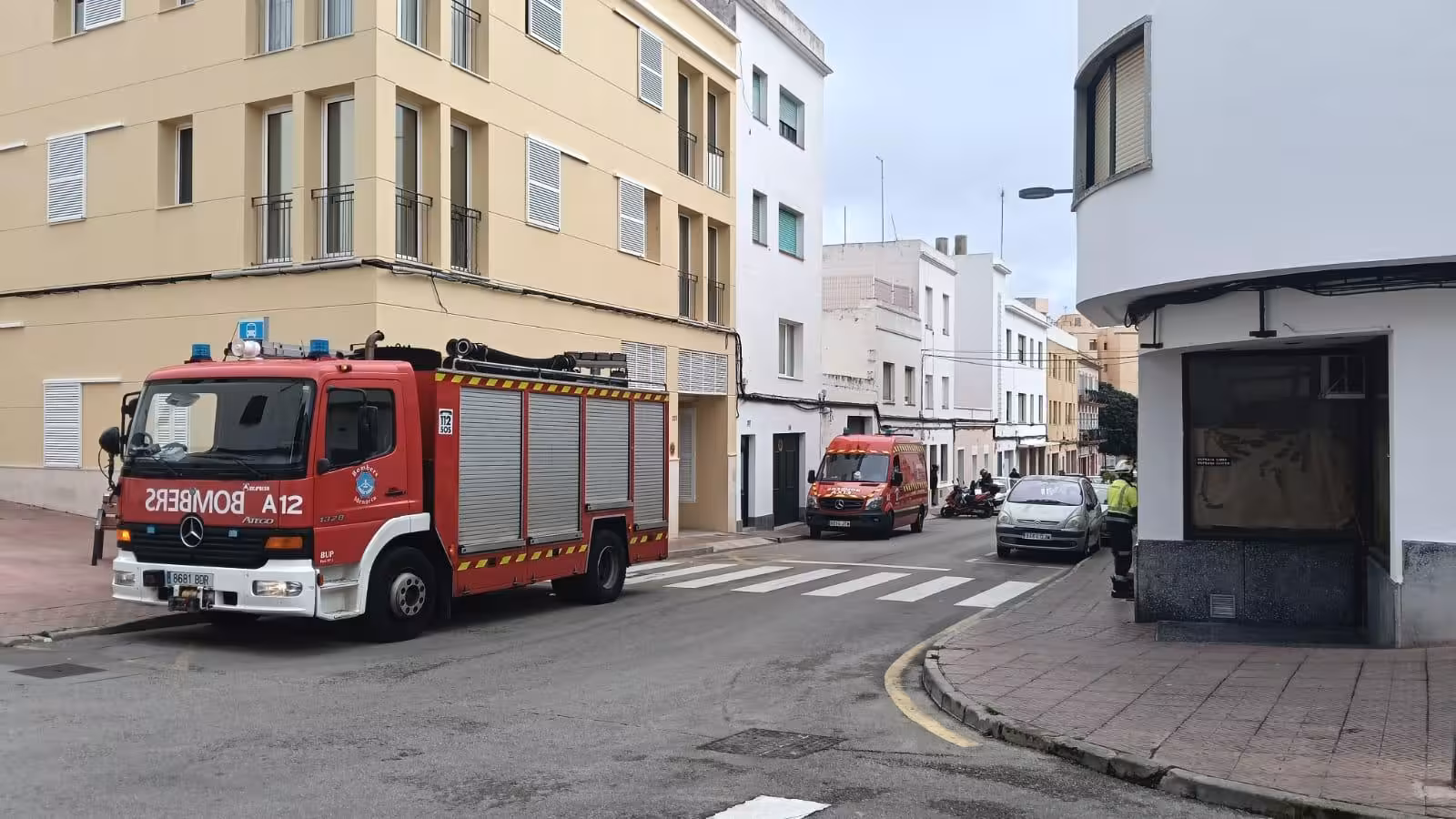 Dotaciones de bomberos en el lugar del suceso. Foto: Antonio Abril.