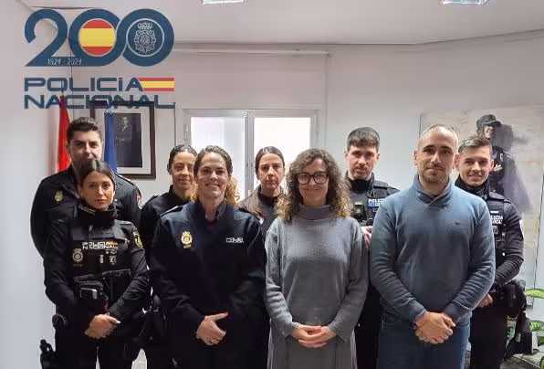 La directora insular de la Administración, Clara Mayans, y efectivos de los cuerpos de seguridad oficializaron el fin del curso de formación VioGen. (Foto: POLICÍA NACIONAL)