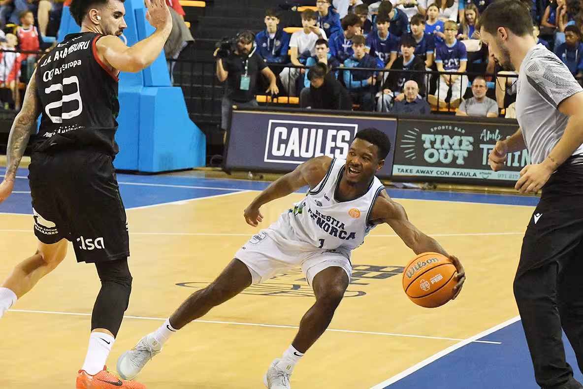 Jugadores y aficionados podrán unirse en una pista de pádel.