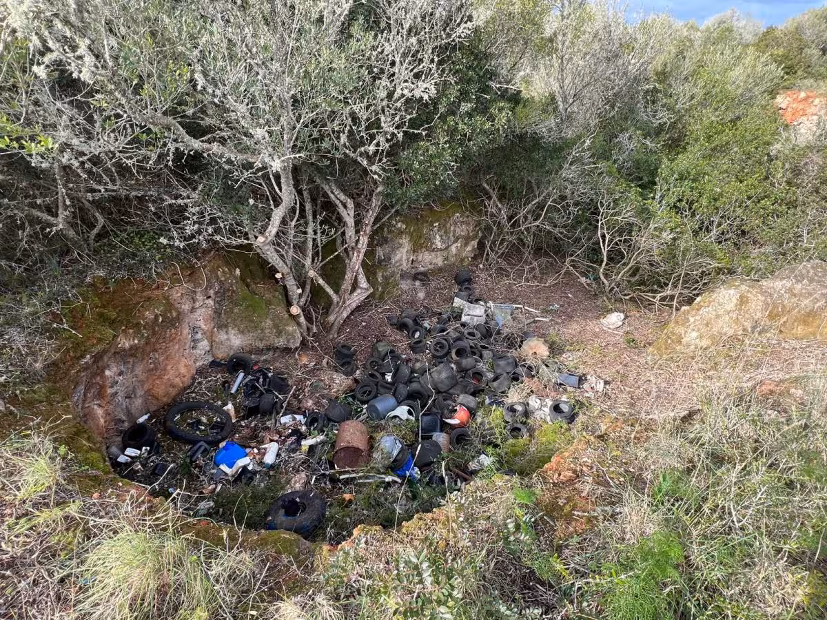 Imagen de uno de los espacios del aeródromo en donde se amontonaban los residuos. (Foto: CIME)