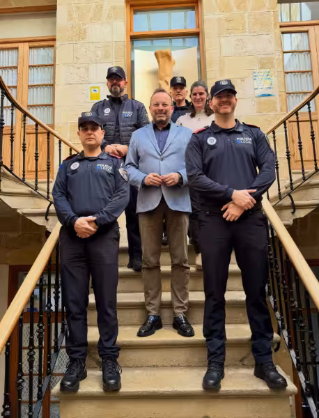 Los nuevos policías con el alcalde de Alaior.