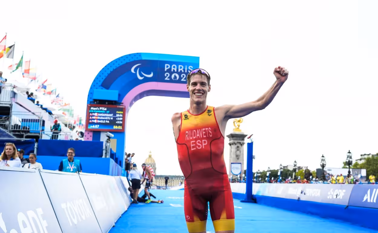 Nil Riudavets tras cruzar la meta de París 2024. (Foto: COMITÉ PARALÍMPICO ESPAÑOL)