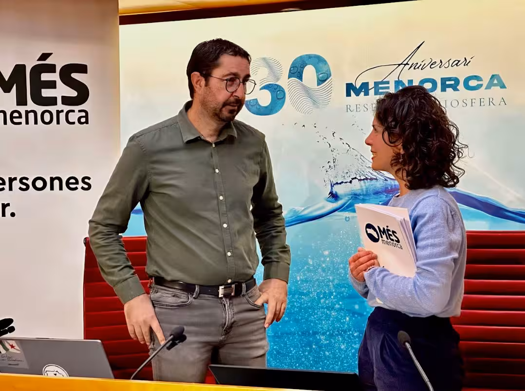 Los consellers de Més per Menorca Esteve Barceló y Noemí García. (Foto: MÉS PER MENORCA)